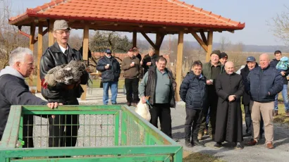 Nakon misnog slavlja i tijekom licitacije, okupljeni su se mogli okrijepiti uz čaj i kuhano vino koje je osigurao Grad Lipik/Foto: Compas