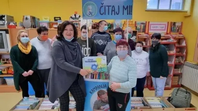 Zajednička fotografija prilikom predaje slikovnice/Foto: Facebook Osit