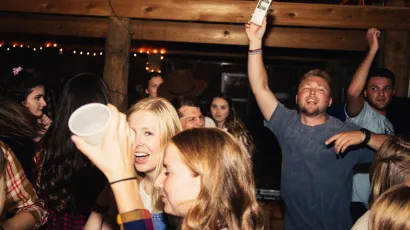 Policija je usmeno upozorila 11 osoba koje su u kafićima bili bez maske/Foto: Unsplash (ilustracija)