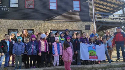 Dolazak Ježića ispred Planinarskog doma Kamenitovac i zajednička fotografija sa zastavom HPD-a Bilogora/Foto: Martina Čapo