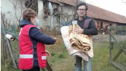Anđelka je podijelila deke i prekrivače korisnicima na &scaron;androvačkom području/Foto: Mirko Bedeković