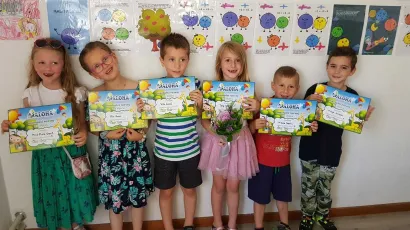 Ponosni mali genijalci s Aloha diplomama u rukama/Foto: Aloha 