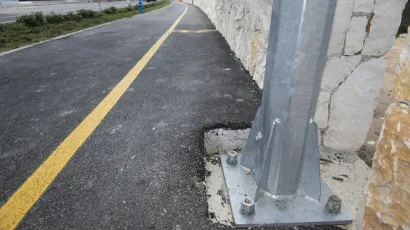 Gospođa se nije držala sredine trake pa je nazadnje zavr&scaron;ila u rasvjetnom stupu/Foto: Paun Paunovic/CROPIX (Ilustracija)