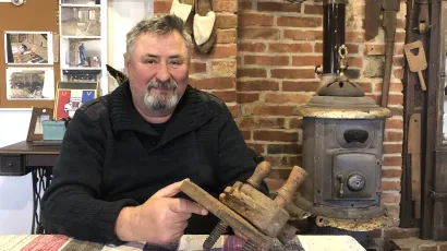 Boro Golenko pokazuje nam hoblić s dva noža; Foto J. Čaisa