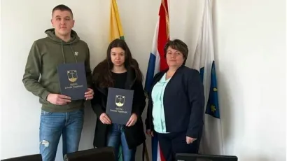 Načelnica s dvoje od ukupno troje studenata koji će primati stipendiju u tekućoj akademskoj godini/Foto: Facebook Općina Zrinski Topolovac