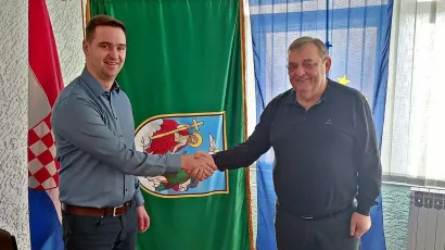 Načelnik Marko Kutanjac i Stjepan Kusturin iz Rotora potpisali su ugovor o ugradnji LED rasvjete u Maglenči/Foto: Općina Veliko Trojstvo