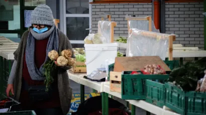 Prodavačica na tržnici drži se epidemiolo&scaron;kih mjera/Foto: Nikica Puhalo