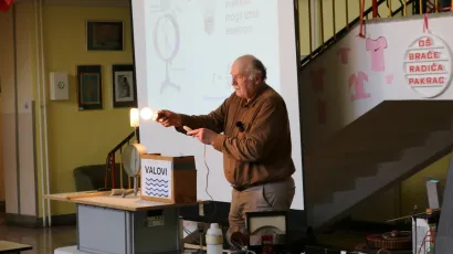 Hrvoje Mesić je umirovljenik i predsjednik Udruge za promicanje prirodoslovlja PRIRODOPOLIS iz Zagreba, biv&scaron;i voditelj laboratorija za demonstracijske projekte na Odsjeku za fiziku zagrebačkog PMF-a, popularizator fizike i jedan od najboljih eksperimentatora u Hrvatskoj/Foto: Pakrački list