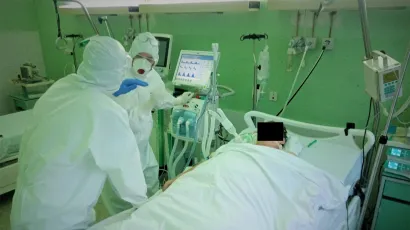 Dvoje medicinskih radnika se konzultiraju oko stanja pacijenta/Foto: Deni Marčinković