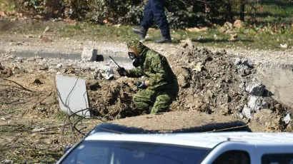 Pripadnik MORH-a vrsi mjerenje radijacije na mjestu pada letjelice/Foto: Goran Mehkek/CROPIX