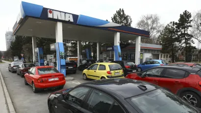 Gužve na benzinskim crpkama zbog divljanja cijena goriva/Foto: Željko Puhovski/CROPIX