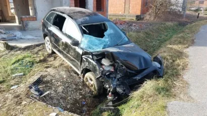 Vozilo je zavr&scaron;ilo u putnom kanalu/Foto: Compas.hr