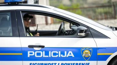 Djevojka koja je sletjela u putni jarak lak&scaron;e je ozlijeđena/ Foto: Niksa Stipanicev/CROPIX