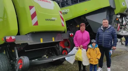 Petogodi&scaron;nji Roberto s bakom i djedom u Gudovac je do&scaron;ao razgledati poljomehanizaciju, a priznao nam je kako ga je odu&scaron;evio kombajn/Foto: Martina Čapo