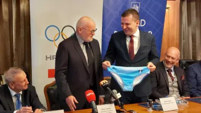 Zlatko Mate&scaron;a uručio je gradonačelniku Hrebaku simboličan poklon/ Foto: Slaven Klobučar