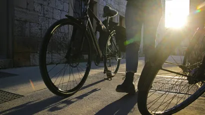 Vis, 050421.<br>Grad Vis pogodan je za voznju bicikla pa stoga velik broj stanovnika koristi bicikle u svakodnevnim situacijama.<br>Voze i stari i mladi koji sa biciklom idu u skolu.<br>Za sve one koji neznaju sami popravit svoj bicikl tu je barba Vinko Lupi koji uziva u njihovim popravcima.<br>Foto: Duje Klaric/CROPIX