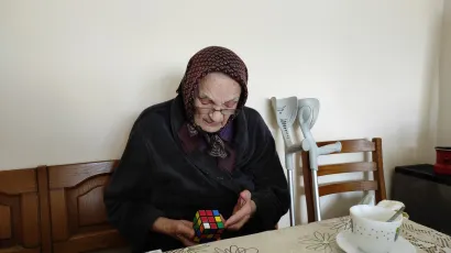 Baka Ana Halupa (99) Rubikovu kocku složi u trenu i veli da joj je to omiljena razbibriga/Foto: Martina Čapo