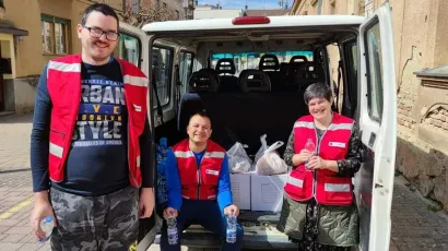 Korakovci, dva Zorana i Sa&scaron;ka dijelili su uz pomoć Crvenog križa potrebitima pakete/Foto: Udruga Korak dalje Daruvar