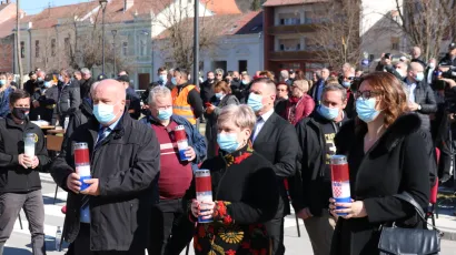 Svijeće na spomen obilježje poginulim braniteljima zapalili su gradonačelnica Pakraca Anamarija Blažević i gradonačelnik Lipika Vinko Kasana/Foto: Pakrački list
