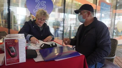 Daruvarčani se nisu ustručavali prići &scaron;tandu i zatražiti mjerenje razine &scaron;ećera u krvi/Foto: MojPortal.hr