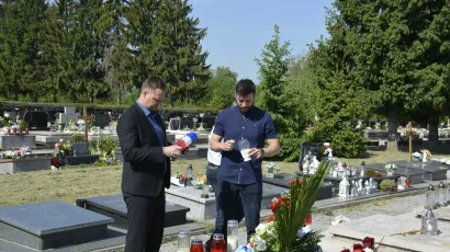 Počast prvu županu odali su njegov sin Marijan i župan Marko Maru&scaron;ić/ Foto: BBŽ