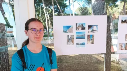 Lena uz svoj plakat zahvaljujući kojem je osvojila treće mjesto na državnom natjecanju u Pirmo&scaron;tenu/Foto: O&Scaron; Vladimira Nazora u Daruvaru
