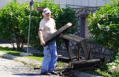 Slavko Račić Raca čisti zgari&scaron;te/Foto: Nikica Puhalo/MojPortal.hr