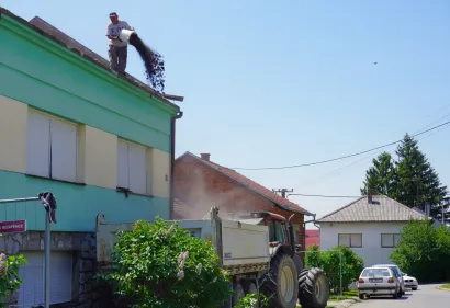 Či&scaron;ćenje zgari&scaron;ta u potkrovlju /Foto: Nikica Puhalo/MojPortal.hr