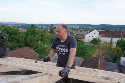Dožupan Sa&scaron;a Lukić tri je dana pomagao z radovima na krovu/Foto: Nikica Puhalo/MojPortal.hr