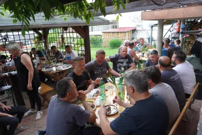 Zajendička večera nakon zavr&scaron;enog posla u dvori&scaron;tu obitelji Viljevac. Na meniju je bila divljač s tjesteninom koju je skuhala Tanja Viljevac /Foto: Nikica Puhalo