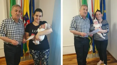 Načelnik Ivan Marković ugostio je i darivao dvije djevojčice/Foto: krugare&scaron;nica