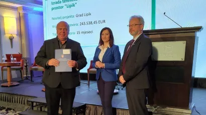 Ministrica Nata&scaron;a Trami&scaron;ak uručuje ugovor gradonačelniku Lipika Vinku Kasani/Foto: Compas.hr