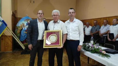 Nagradu za životno djelo dobio je Josip Dekalić koji je u fotelji načelnika općine Šandrovac proveo 24 godine. Čestitali su mu sadašnji načelnik Halauš i predsjednik Općinskog vijeća Fleković/Foto: Martina Čapo
