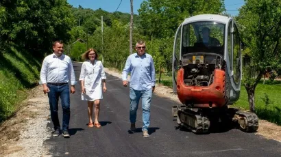 Daruvarski gradonačelnik Damir Lneniček sa suradnicima iz Darkom obi&scaron;ao je novoasfaltiranu cestu/ Foto: Grad Daruvar
