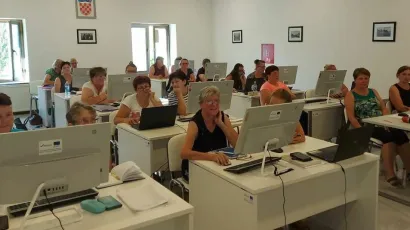 Žene zaposlene u projektu Zaželi educiraju se za računalnog operatera/Foto: Poduzetnički centar Gare&scaron;nica