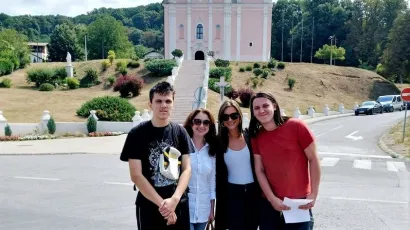 Gabriela Sabo Sele&scaron;i, direktorica TZ Pakrac i Zrna Garača iz pakračke gradske uprave s mladim turističkim vodičima/Foto: Privatni album
