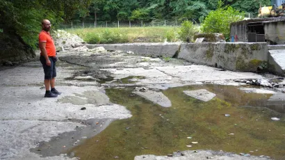 Vladimir Lukačin, direktor Darkom vodoopskrbe i odvodnje kaže da se sada prvi put može hodati na mjestu gdje se voda inače prelijeva iz vodozahvata/Snimio: Nikica Puhalo/MojPortal.hr