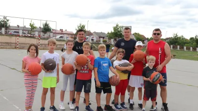 Dio polaznika &Scaron;kole ko&scaron;arke s trenerima/Foto: Daria Marković