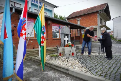 Finka Vrdoljak, majka Tihomira Vrdoljaka, polaže lamion na spomen obilježje mjesta njegove pogibije/Foto: Nikica Puhalo/MojPortal.hr