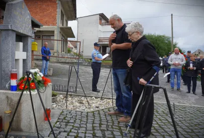 Finka Vrdoljak, majka poginulog branitelja Tihomira Vrdoljaka, pred spomen obilježjem pogibije njezina sina u Donjem Daruvaru/Foto: Nikica Puhalo/MojPortal.hr