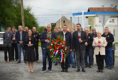 Počast Tihomiru Vrdoljaku odali su i zamjenica župana Tanja Novotni Golubić, predsjednik Gradskog vijeća Grada Bjelovara Nenad Martinovski, gradonačelnik Grada Daruvara Damir Lneniček i njegova zamjenica Vanda Cegledi te predstavnici braniteljskih udruga s bjelovarskog područja/Foto: Nikica Puhalo/MojPortal.hr