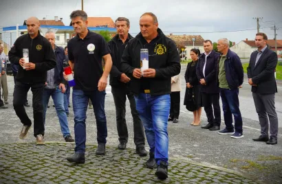 Suborci Tihomira Vrdoljaka polažu lampione na spomen obilježje/Foto: Nikica Puhalo/MojPortal.hr