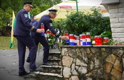 Načelnik PU Bjelovarsko-bilogorske Jakob Bukvić i načelnik PP Daruvar Dalibor Čajsa polažu lampione/Foto: Nikica Puhalo/MojPortal.hr