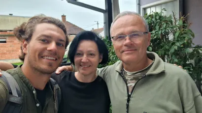 Jakub sa svojim pakračkim domaćinima, Ljiljanom i Darkom/Foto: Mario Barać