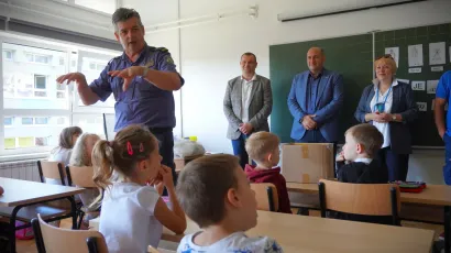 Dalibor Lončar iz PP Daruvar obja&scaron;njava djeci na zabavan način kako se pravilno pona&scaron;ati u prometu/Foto: Nikica Puhalo/MojPortal.hr