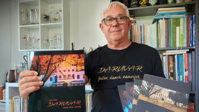 Daruvarski kroničar Mato Pejić sa svježe otisnutim če&scaron;ki izdanjem monografije/Foto: Privatni album