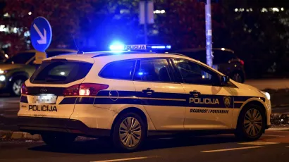 Zagreb, 081121.<br>Krizanje Vukovarske i Ivana Lucica.<br>Na obiljezenom pjesackom prijelazu osobno vozilo naletjelo je na pjesaka.<br>Na fotografiji: prometna nesreca u Vukovarskoj.<br>Foto: Damir Krajac/CROPIX <br> 
