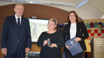 Ministar Božinović gradonačelnici i županici uručio je certifikat i posljednje minu/ Foto: Pakrački list