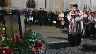 Ove subote u Bjelovaru se pali prva svijeća na adventskom vijencu ispred katedrale/ Foto: Grad Bjelovar