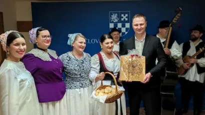 Župan Maru&scaron;ić s darovima KUD-a Graničar iz Čazme/ Foto: Deni Marčinković